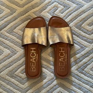 Beach my Matisse flip flops in gold women’s size 7
